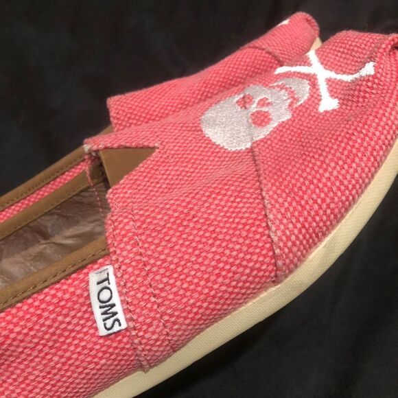TOMS pink with white skullโshoes - unknown size 8-1/2 to 9 maybe VERYโCUTE - Picture 11 of 16